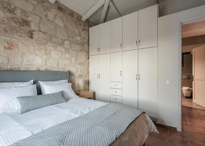 Villa Viatzo - Eclectic With Heated Saltwater Pools *