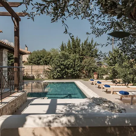 Villa Viatzo - Eclectic With Heated Saltwater Pools Mouzákion