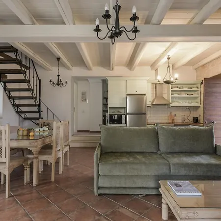 Villa Viatzo - Eclectic With Heated Saltwater Pools Mouzákion
