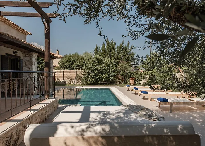 Villa Viatzo - Eclectic With Heated Saltwater Pools Mouzákion